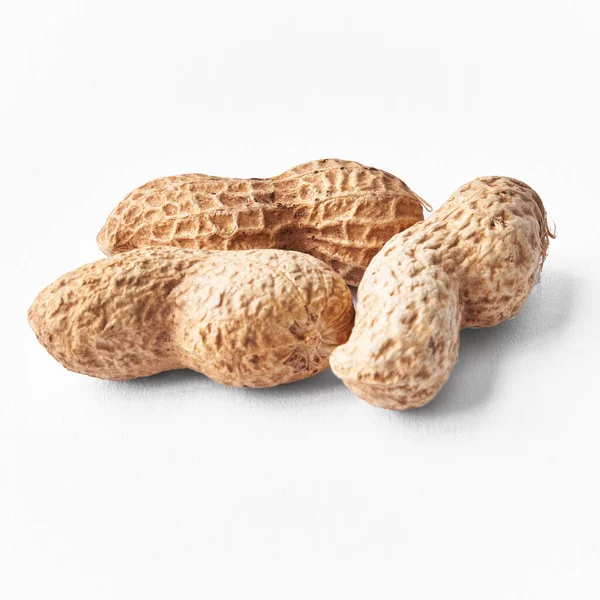 Bündel Erdnüsse Mit Schale Isoliert Auf Weißem Hintergrund — Stockfoto