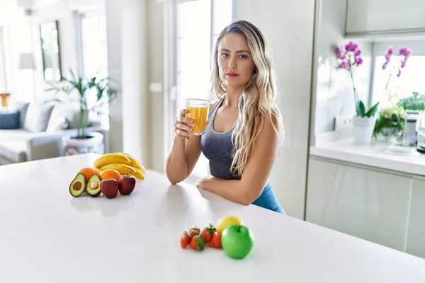 Junge Kaukasische Fitness Frau Trägt Sportbekleidung Trinkt Gesunden Orangensaft Und — Stockfoto