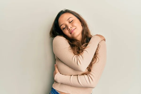 Jeune Fille Hispanique Portant Des Vêtements Décontractés Embrassant Heureux Positif — Photo