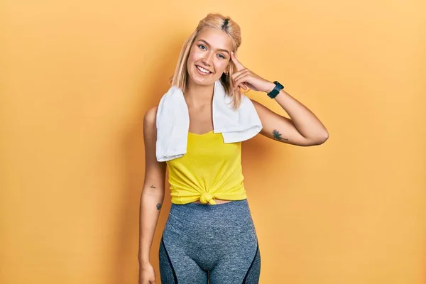 Beautiful Blonde Sports Woman Wearing Workout Outfit Smiling Pointing Head — Stockfoto