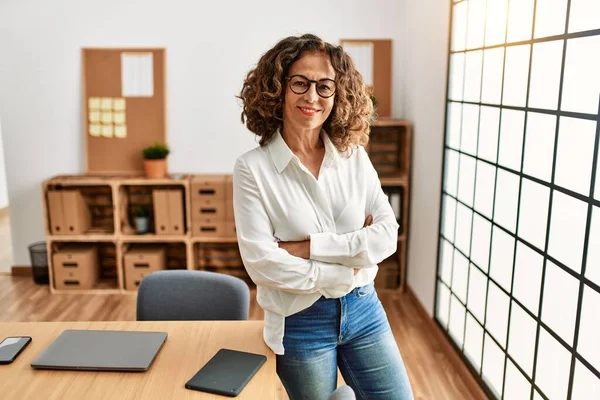 Middelbare Leeftijd Spaanse Vrouw Glimlachend Vol Vertrouwen Met Armen Gekruist — Stockfoto