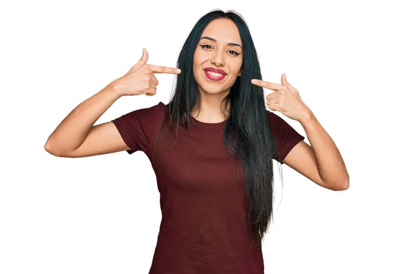 Junges Hispanisches Mädchen Lässigem Shirt Fröhlich Lächelnd Und Mit Fingern — Stockfoto