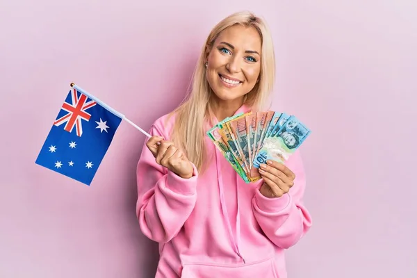 Νεαρή Ξανθιά Γυναίκα Που Κρατά Αυστραλιανή Σημαία Και Δολάρια Χαμογελώντας — Φωτογραφία Αρχείου
