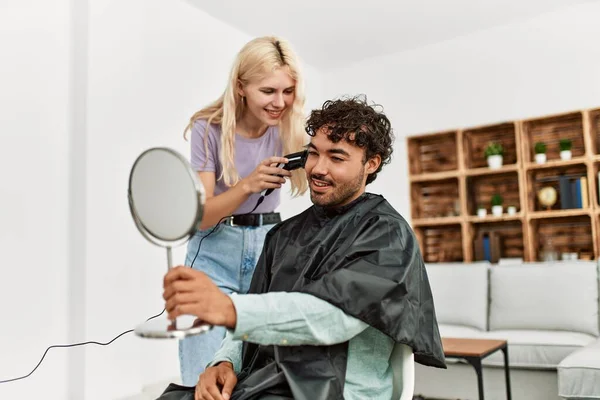 Jovem Mulher Cortando Cabelo Para Namorado Casa — Fotografia de Stock