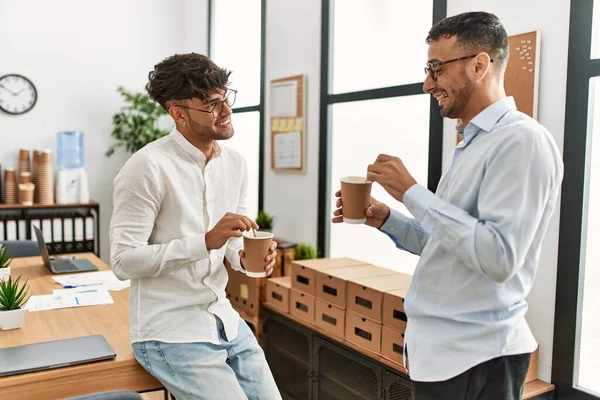 Dva Hispánští Muži Podnikatelé Pijí Kávu Pracující Kanceláři — Stock fotografie