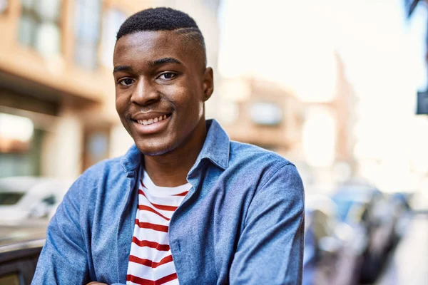 Ung Afrikansk Amerikansk Man Ler Lycklig Stående Vid Staden — Stockfoto