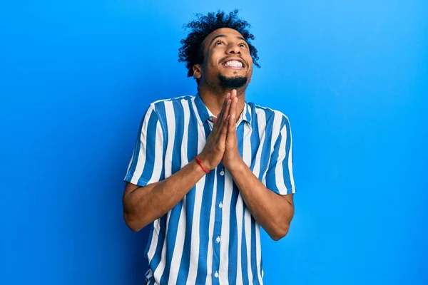 Junger Afrikanisch Amerikanischer Mann Mit Bart Lässig Gestreiftem Hemd Bettelt — Stockfoto