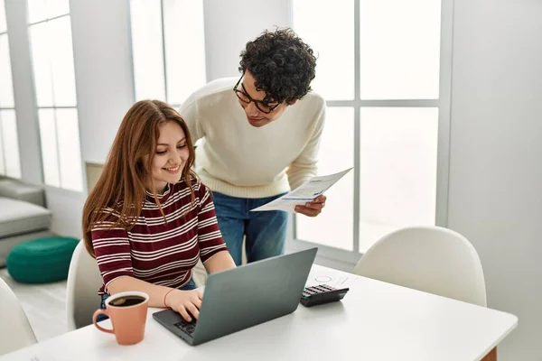 Pareja Joven Usando Ordenador Portátil Beber Café Sentado Mesa Casa — Foto de Stock