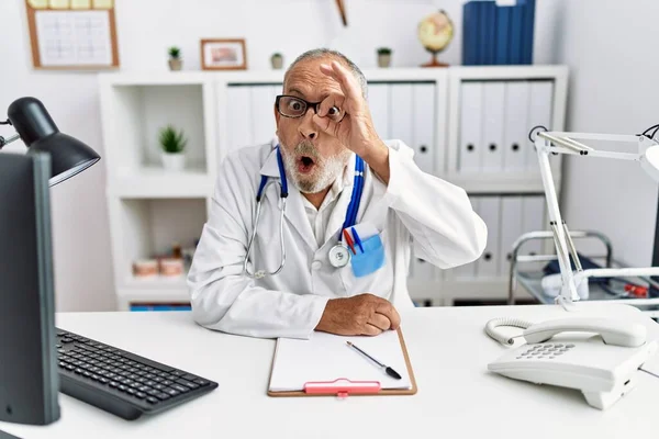 Mature Doctor Man Clinic Doing Gesture Shocked Surprised Face Eye — Foto Stock