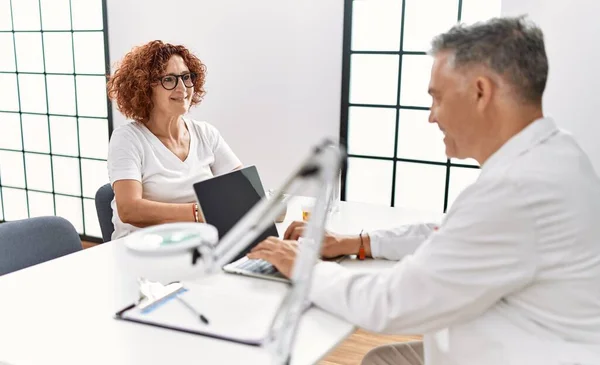 Middelbare Leeftijd Man Vrouw Doktersuniform Met Medisch Consult Kliniek — Stockfoto