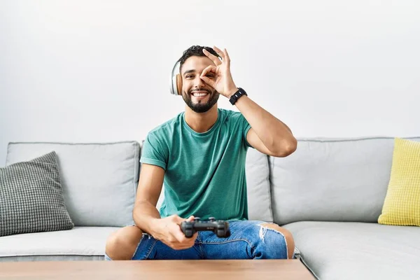 Snygg Hispanic Man Bär Hörlurar Spelar Spel Innehav Controller Ler — Stockfoto