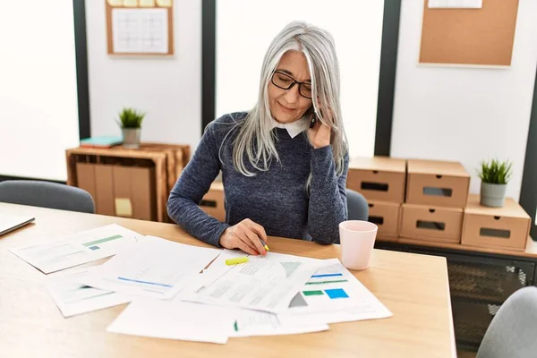 Trabajadora Negocios Mediana Edad Cabello Gris Hablando Teléfono Inteligente Que —  Fotos de Stock