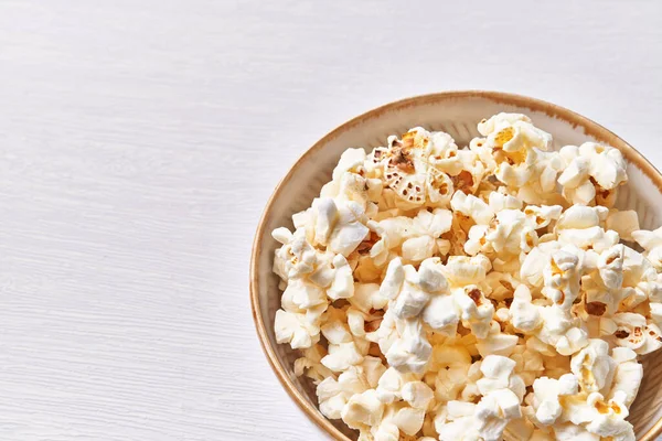 Mísa Slaných Popcornů Izolovaných Bílém Pozadí — Stock fotografie