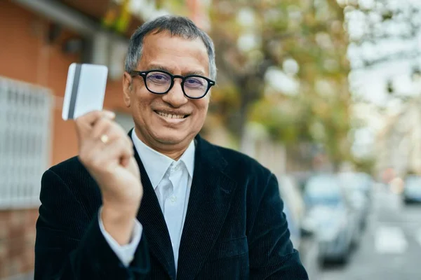 Middle Age Southeast Asian Man Standing Smiling Confident Holding Credit — 图库照片