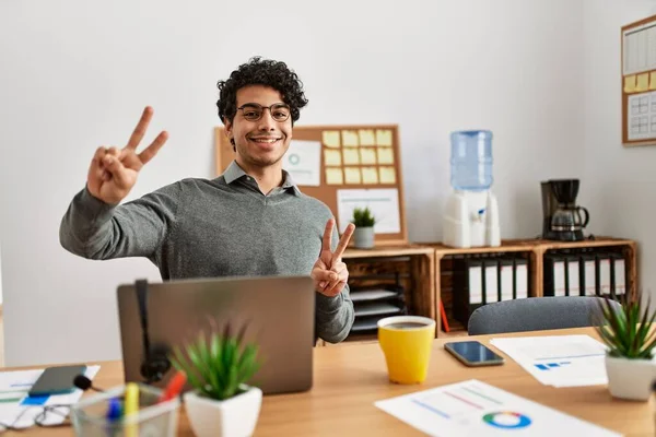 Ung Latinamerikansk Man Klädd Affärsstil Sitter Skrivbordet Kontoret Leende Tittar — Stockfoto