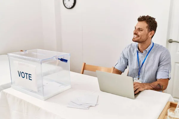 Young Hispanic Man Smiling Confident Using Laptop Working Electoral College — Stockfoto