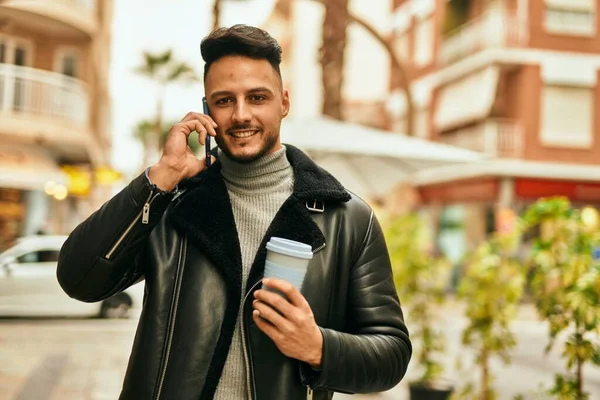 Νεαρός Άραβας Μιλάει Στο Smartphone Πίνοντας Καφέ Στην Πόλη — Φωτογραφία Αρχείου