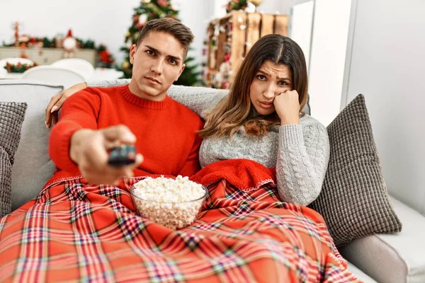 Junges Paar Schaut Film Und Isst Popcorn Hause — Stockfoto