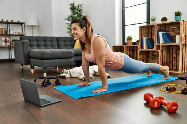 Young Woman Smiling Confident Having Online Abs Exercise Class Home — Stock Photo, Image