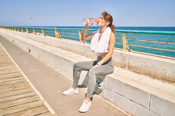 Mujer Joven Caucásica Usando Ropa Deportiva Agua Potable Playa —  Fotos de Stock