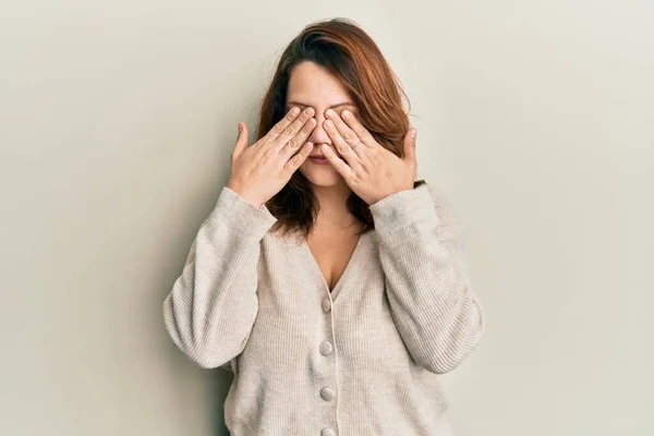 Ung Kaukasiska Kvinna Bär Casual Kläder Gnugga Ögon För Trötthet — Stockfoto