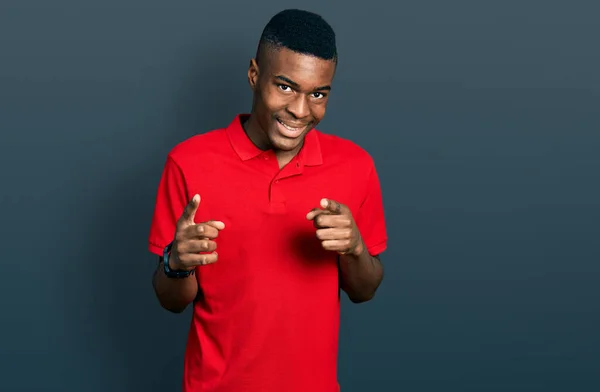Jonge Afro Amerikaanse Man Draagt Casual Rood Shirt Met Wijzende — Stockfoto