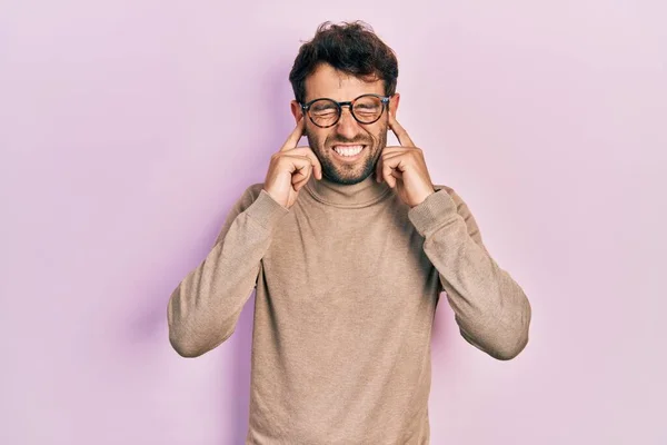 Handsome Man Beard Wearing Turtleneck Sweater Glasses Covering Ears Fingers — Stok fotoğraf