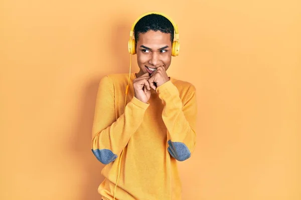 Молодий Афроамериканець Який Слухає Музику Допомогою Навушників Сміється Нервово Збуджується — стокове фото