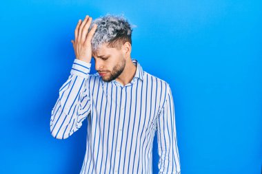 Modern boyalı saçlı, iş çizgili gömlek giyen genç İspanyol bir adam. Hatayla el ele tutuşup şaşırdı. Hatayı hatırla. Unuttum, kötü hafıza kavramı. 