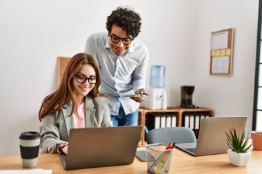 Ofiste çalışırken gülümseyen iki iş adamı..