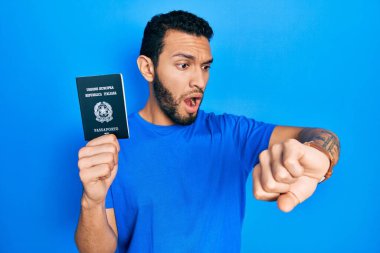 İtalyan pasaportlu, sakallı İspanyol bir adam. Saate bakıyor. Endişeli, geç kalmaktan korkuyor. 