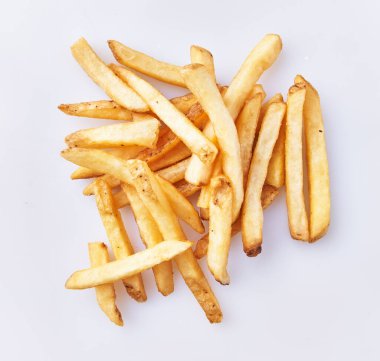  Beyaz arka planda izole edilmiş patates kızartması.