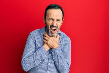 Orta yaşlı İspanyol bir adam günlük kıyafetler giyip bağırıyor ve boğularak ölüyor çünkü acı verici bir boğulma. Sağlık problemi. Boğulma ve intihar konsepti. 