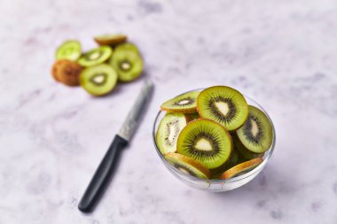  Misket yüzeyinde bir kase kivi.