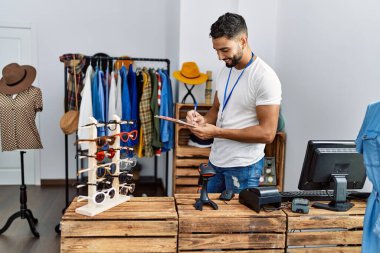 Genç Arap esnaf mağazasında çalışan bir panoya yazı yazıyor.