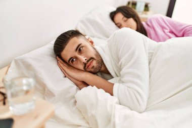 Genç İspanyol çift evde yatakta uyuyor..