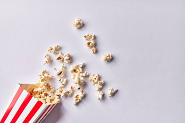  Beyaz arka planda izole edilmiş tuzlu patlamış mısır paketleri
