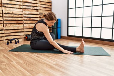 Orta yaşlı İspanyol kadın spor merkezinde geriniyor.