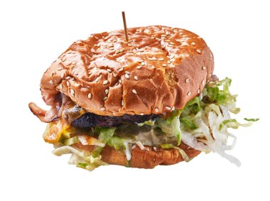  Beyaz arka planda izole edilmiş lezzetli klasik hamburger.
