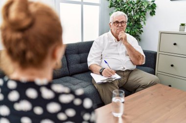 Danışma ofisindeki kıdemli psikolog bir soru hakkında endişeli ve gergin olduğunu düşünüyor. 
