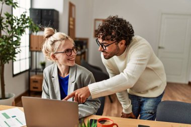 Ofiste çalışırken gülümseyen iki İspanyol iş adamı..