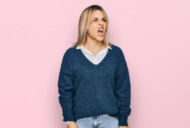 Kafkasyalı genç bir kadın günlük kıyafetler giyiyor kızgın ve kızgın bağırıyor sinirli ve öfkeli, öfkeyle bağırıyor. öfke ve agresif konsept. 