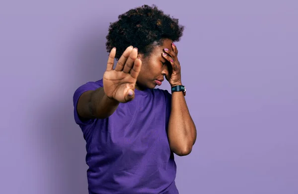Afroamerikanerin Mit Afro Haaren Trägt Lässiges Lila Shirt Das Die — Stockfoto