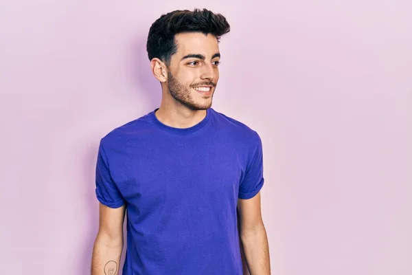 Gündelik Tişört Giyen Genç Spanyol Adam Yüzünde Gülümsemeyle Yan Yana — Stok fotoğraf
