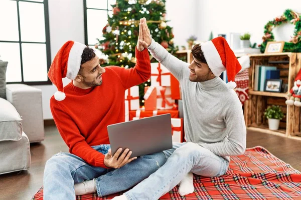 Dos Hombres Hispanos Pareja Usando Laptop High Five Con Las — Foto de Stock