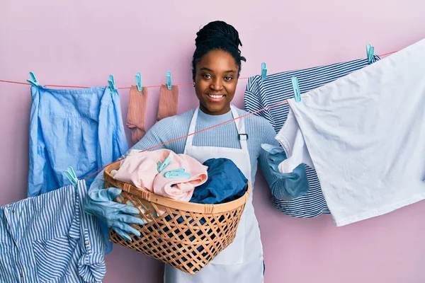 Mujer Afroamericana Con Cabello Trenzado Haciendo Lavandería Sosteniendo Canasta Mimbre —  Fotos de Stock