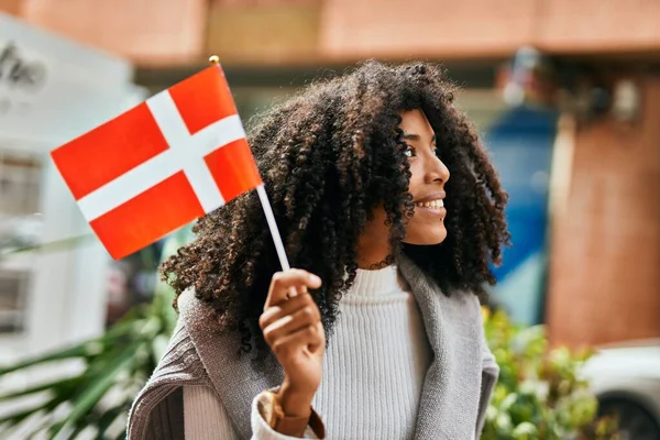 Genç Afrikalı Amerikalı Kadın Gülümsüyor Danimarka Bayrağını Taşıdığı Için Mutlu — Stok fotoğraf
