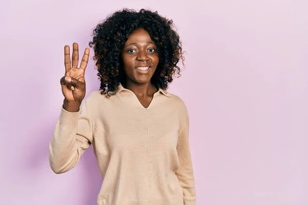 Junge Afrikanisch Amerikanische Frau Trägt Lässige Kleidung Und Zeigt Mit — Stockfoto