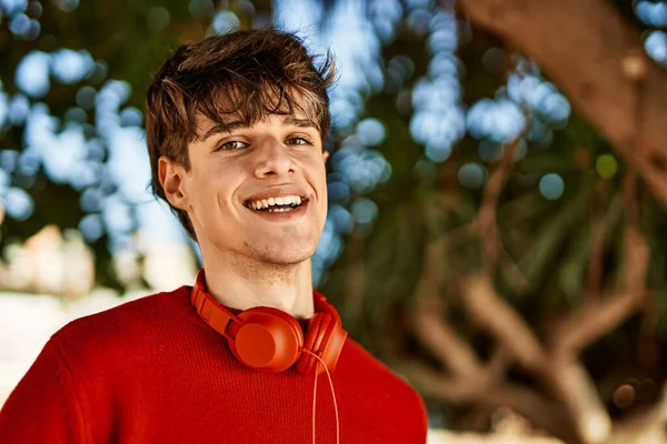 Junger Hispanischer Mann Lächelt Glücklich Mit Kopfhörern Die Stadt — Stockfoto