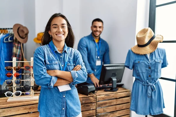 Dois Lojistas Latinos Trabalhar Loja Roupas Mulher Sorrindo Feliz Com — Fotografia de Stock